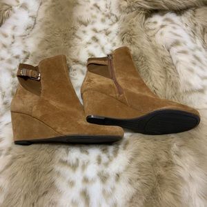 TAN SUEDE LEATHER BOOTS. SIZE -9.5 M